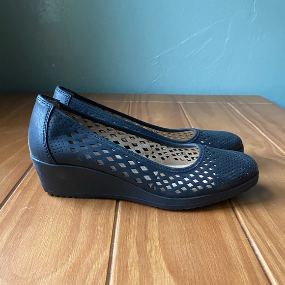 Naturalizer 7M Black Wedge Pumps with Cut-outs - Picture 4 of 9